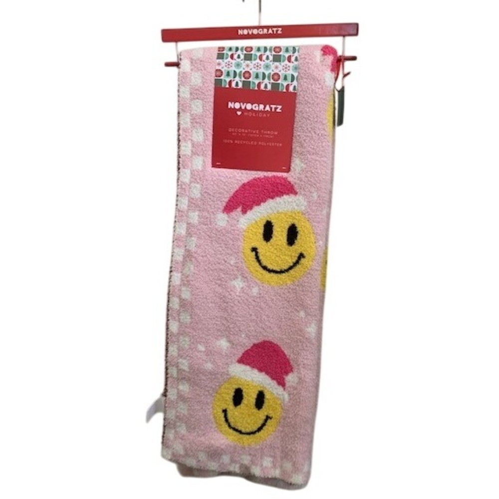 Novogratz NWT Holiday Decorative Throw Blanket Smiley Face Pink‎ Cozy Christmas